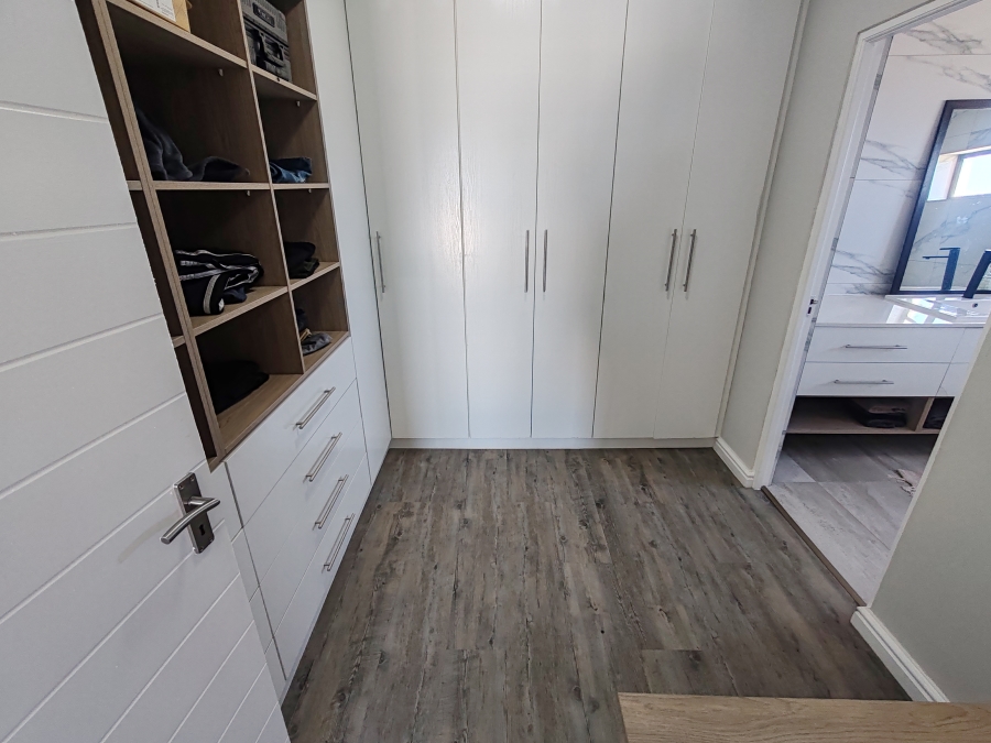 To Let 4 Bedroom Property for Rent in Hoogland Western Cape